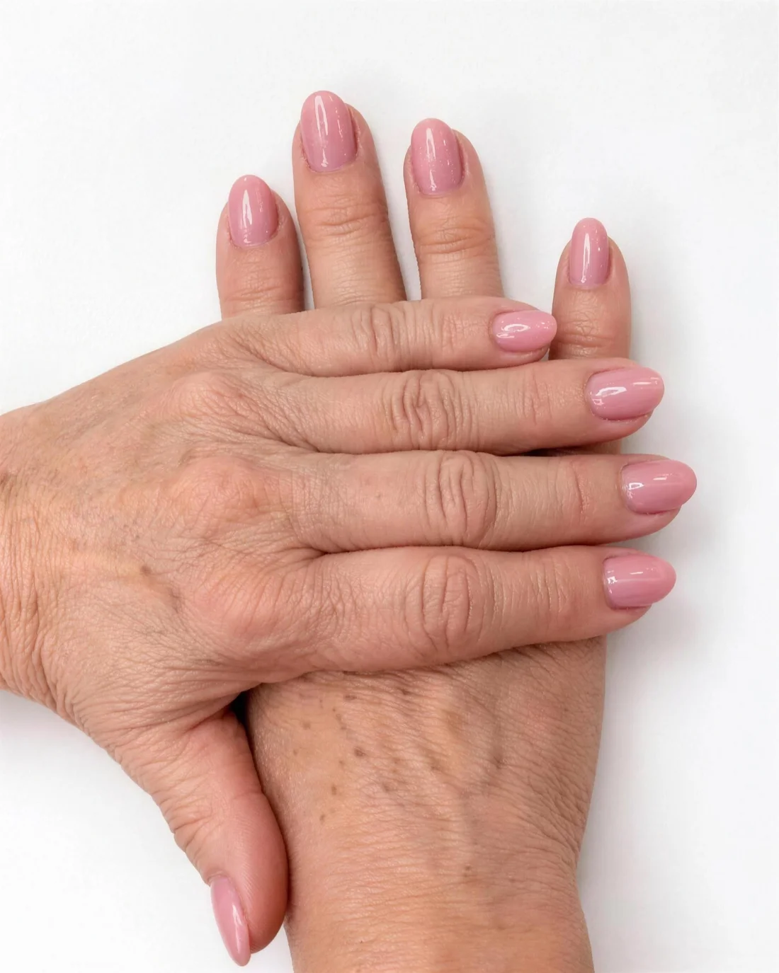 Manicura en tono rosa hecha en MB Connection Style